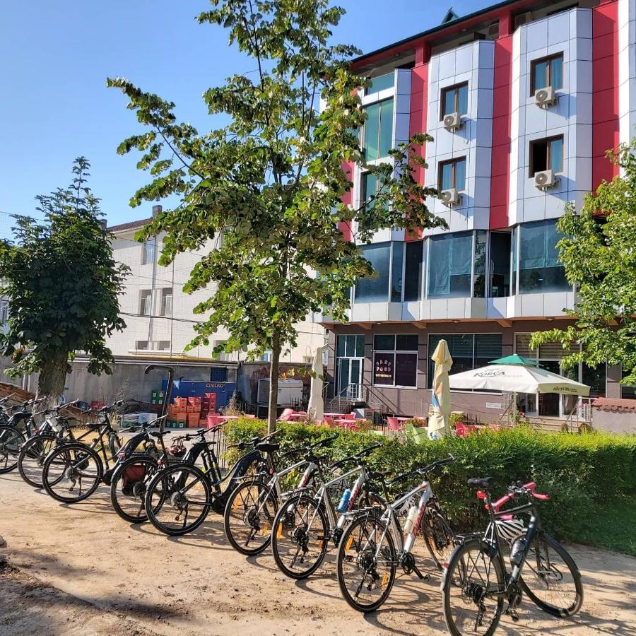 Hotel Piazza Peshkopi ภายนอก รูปภาพ