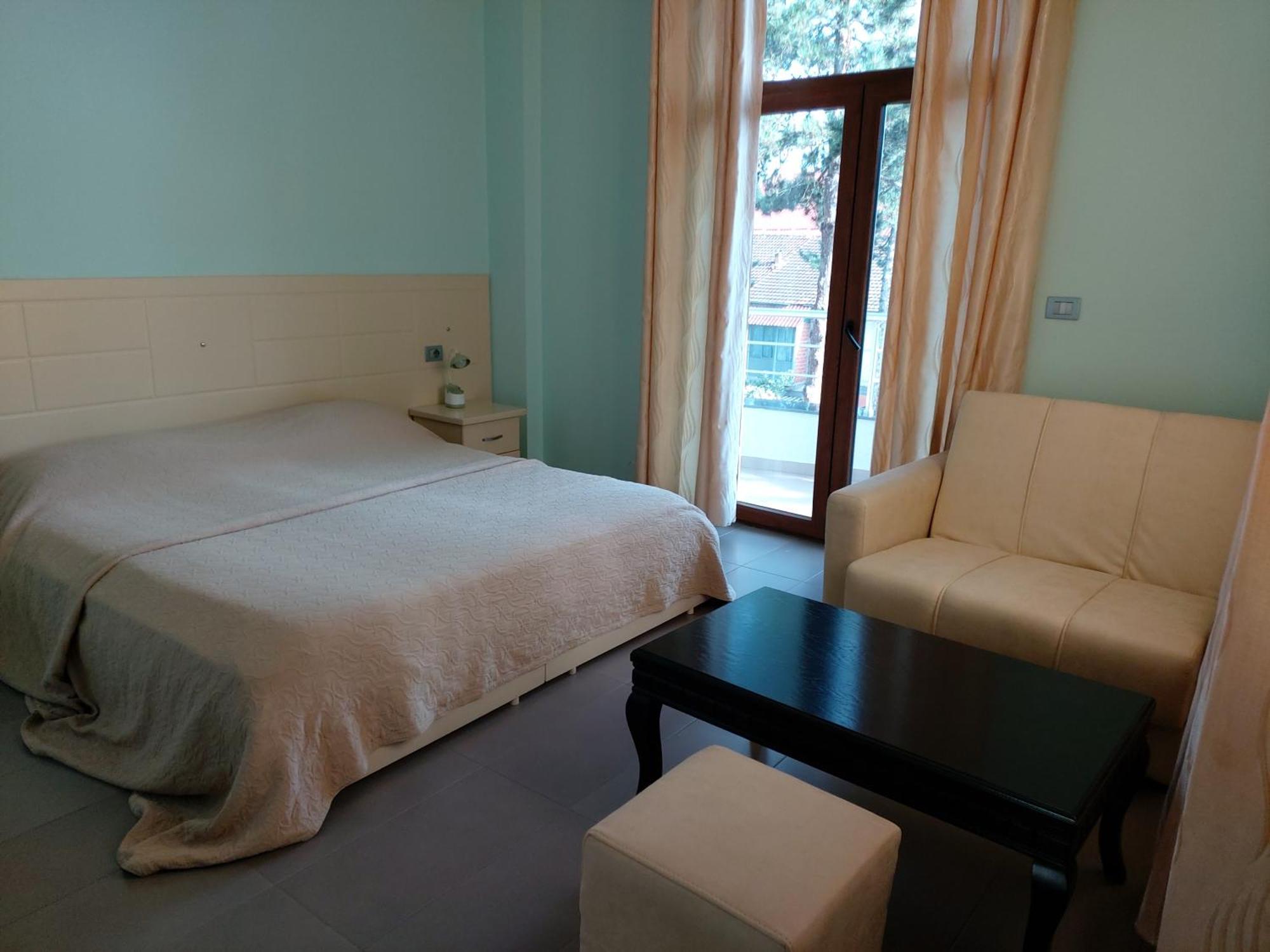 Hotel Piazza Peshkopi ภายนอก รูปภาพ