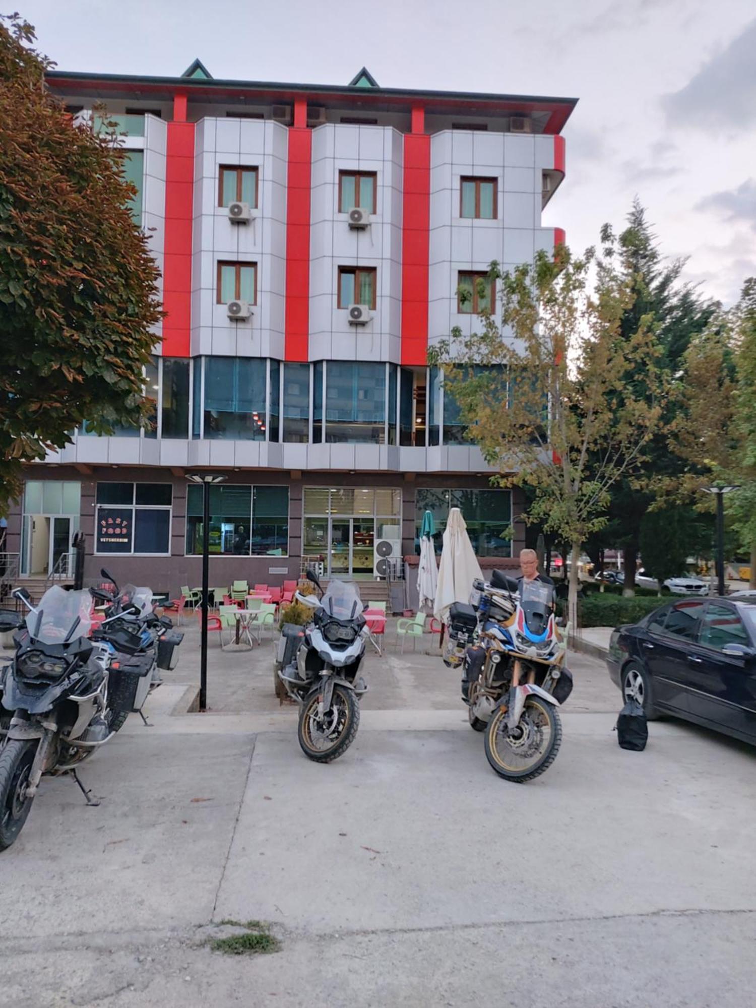 Hotel Piazza Peshkopi ภายนอก รูปภาพ