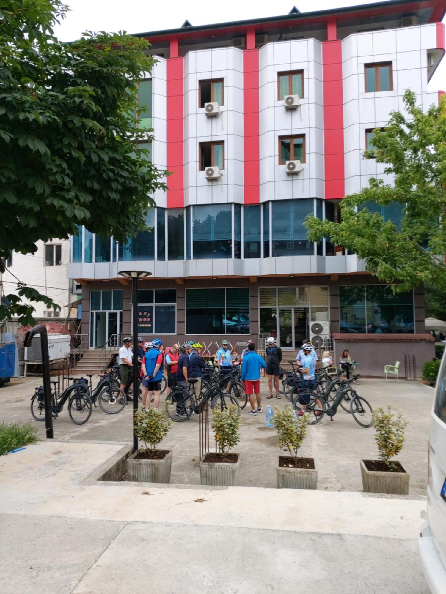 Hotel Piazza Peshkopi ภายนอก รูปภาพ
