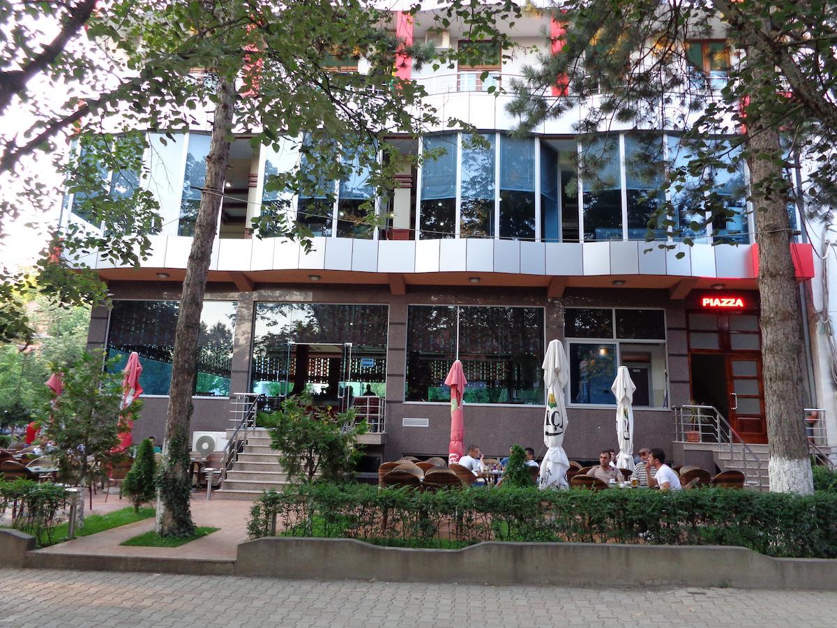 Hotel Piazza Peshkopi ภายนอก รูปภาพ