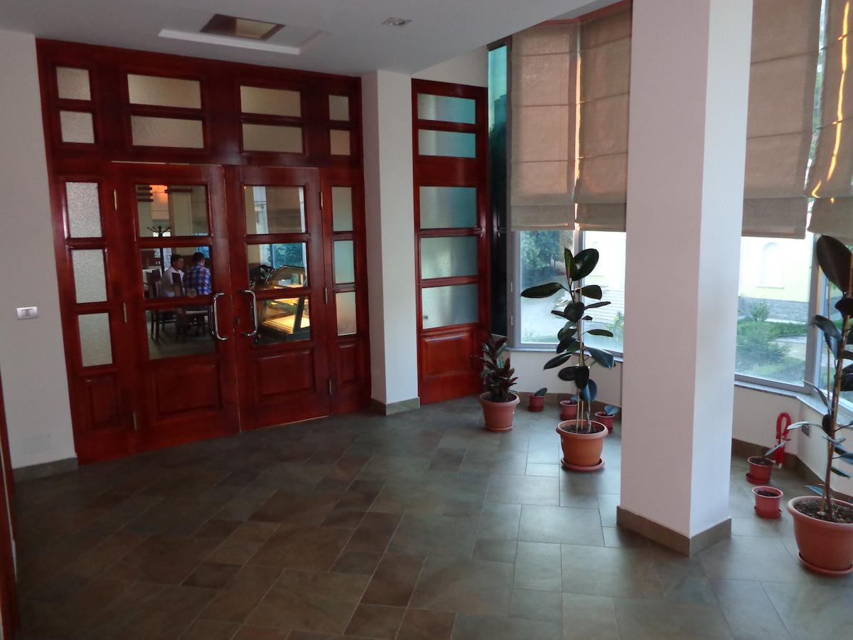 Hotel Piazza Peshkopi ภายนอก รูปภาพ