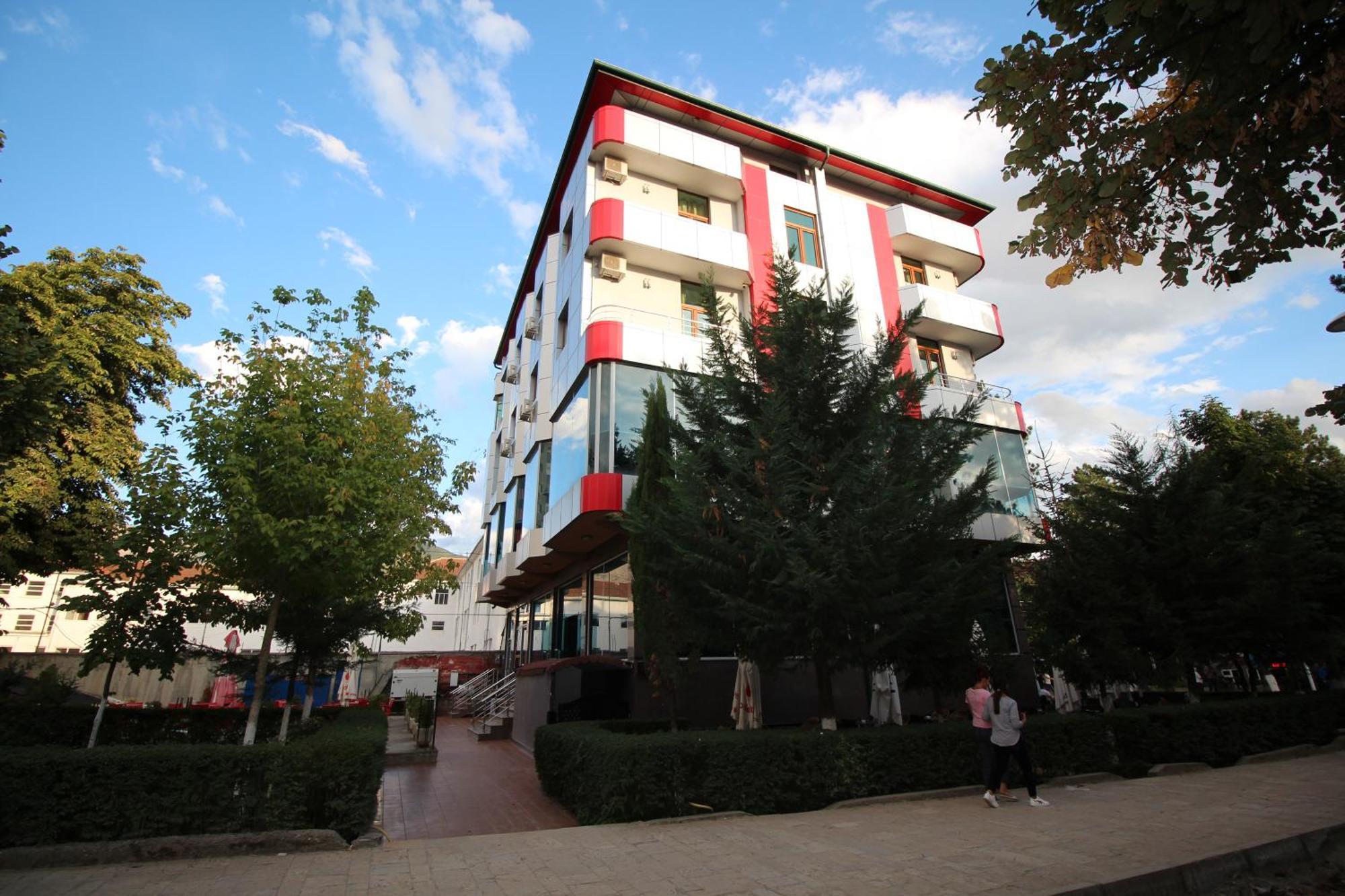 Hotel Piazza Peshkopi ภายนอก รูปภาพ