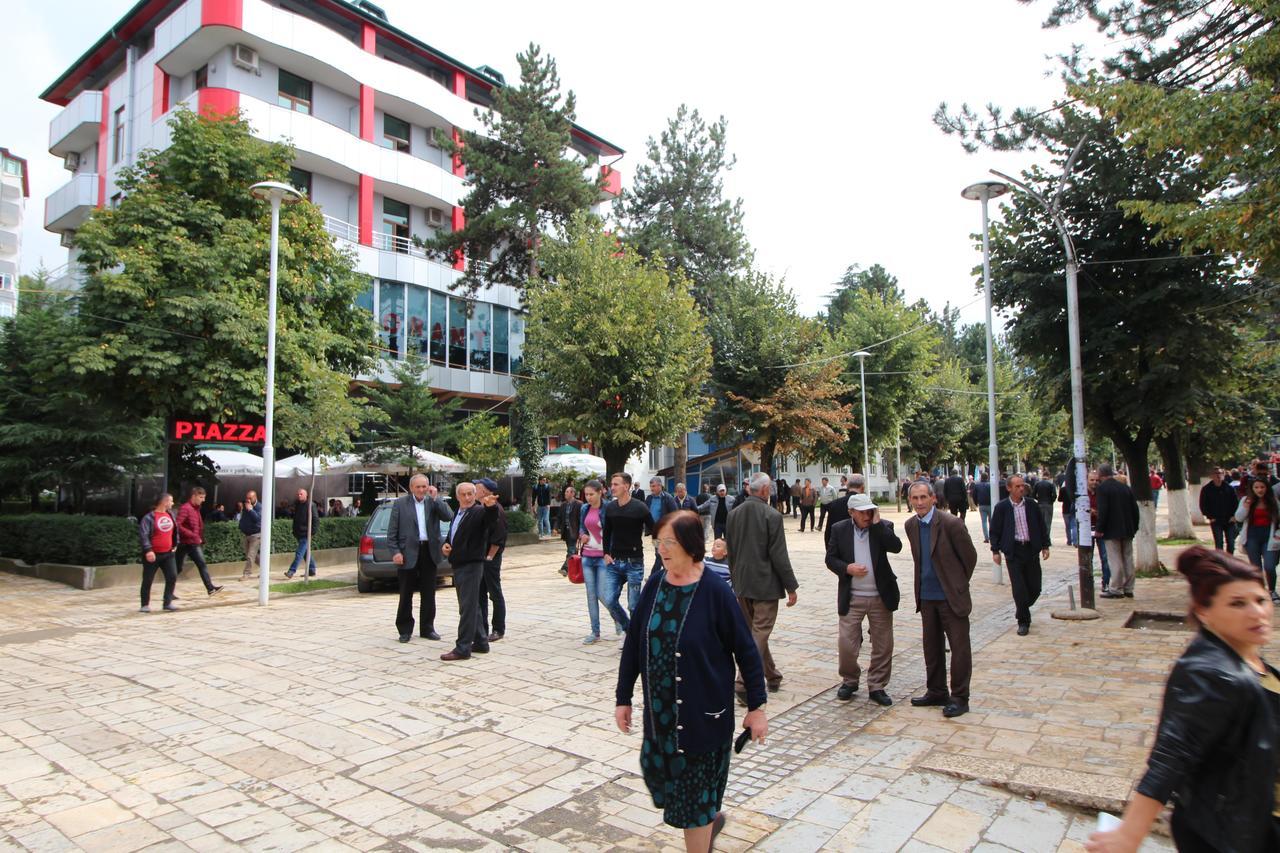 Hotel Piazza Peshkopi ภายนอก รูปภาพ