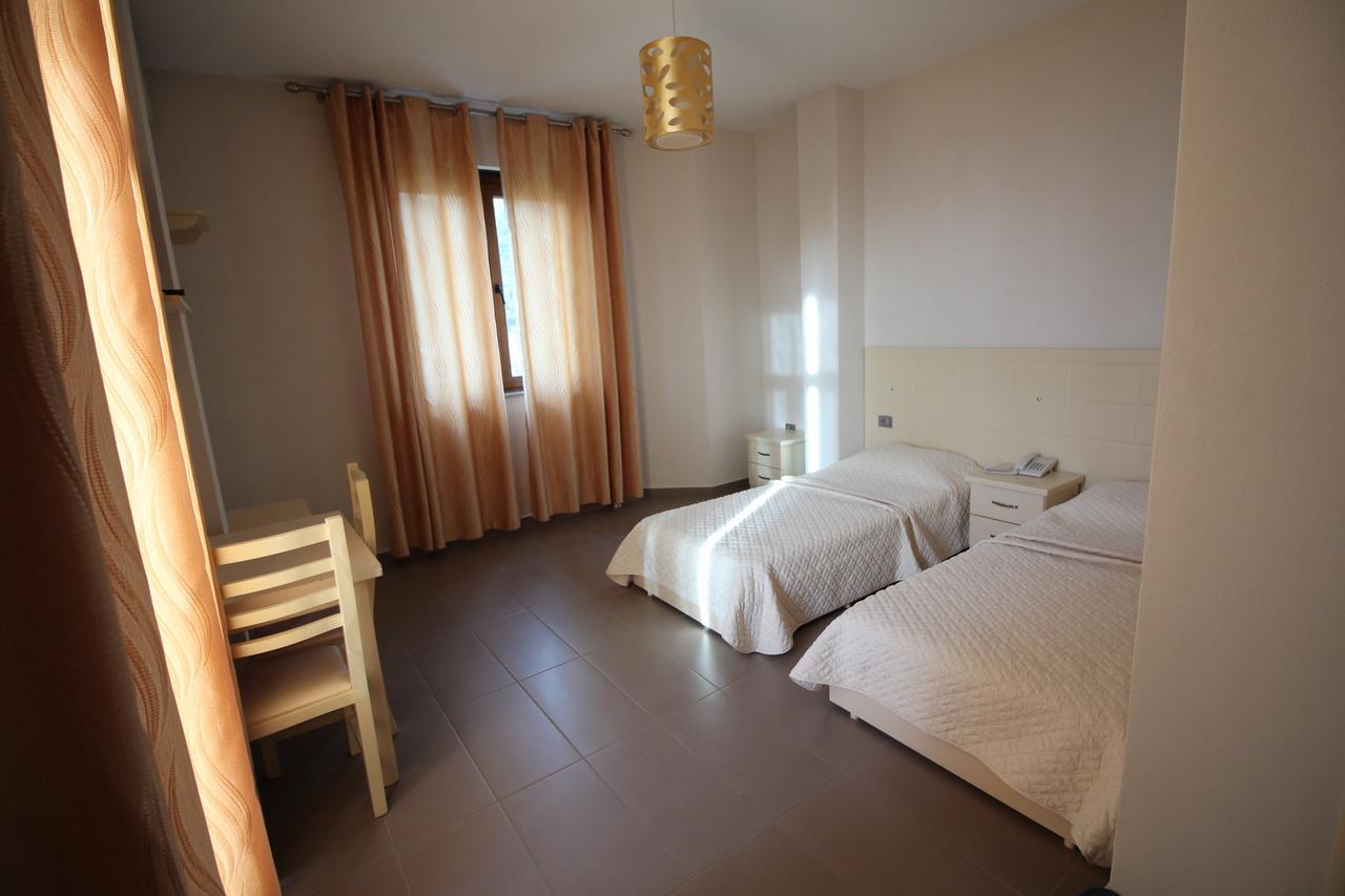 Hotel Piazza Peshkopi ภายนอก รูปภาพ