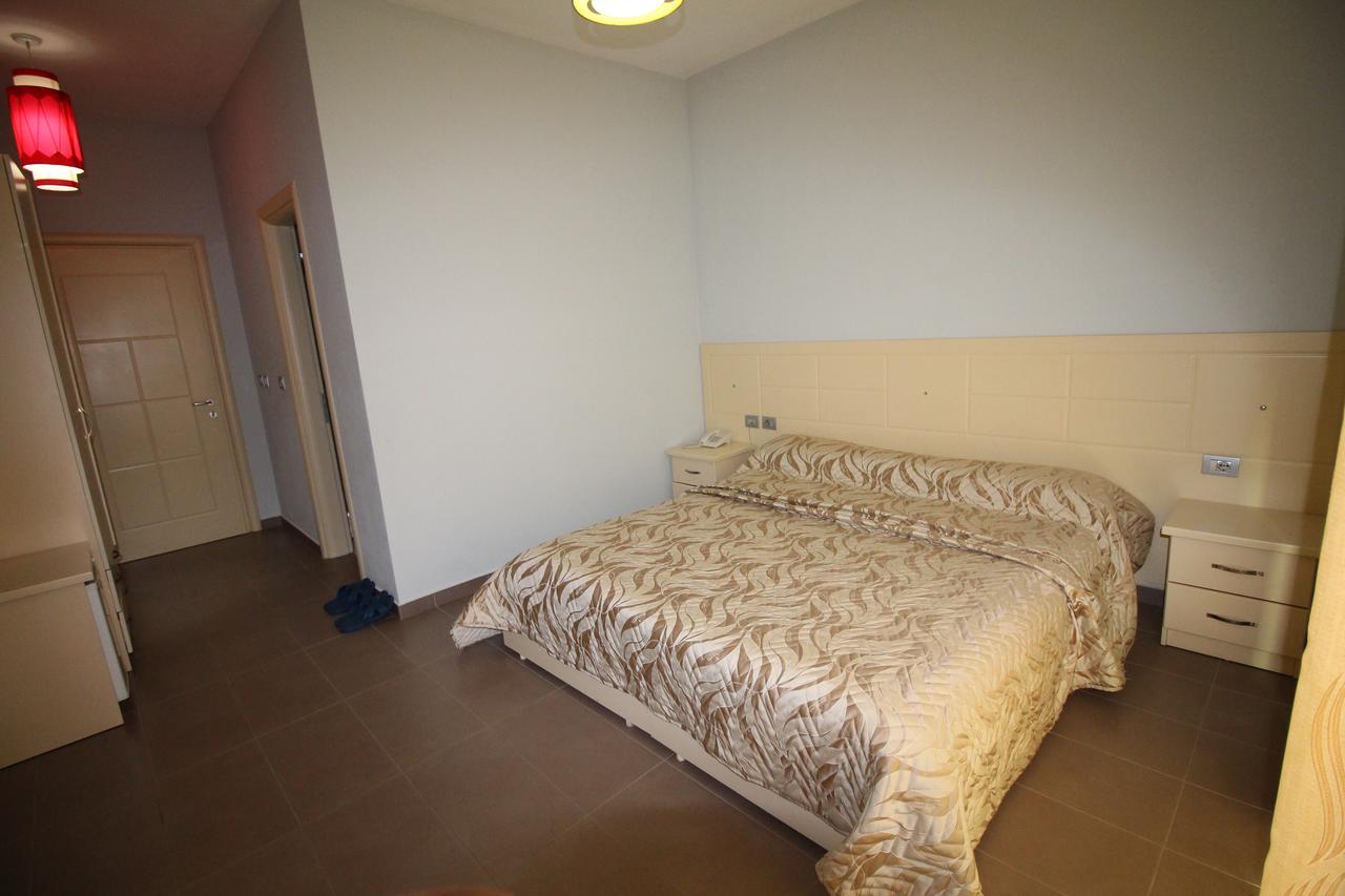 Hotel Piazza Peshkopi ภายนอก รูปภาพ