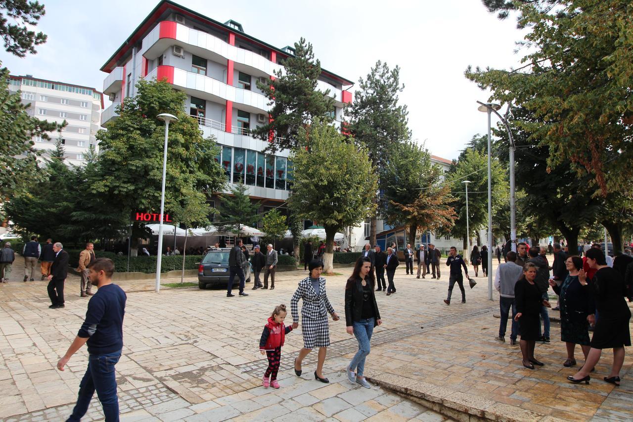 Hotel Piazza Peshkopi ภายนอก รูปภาพ