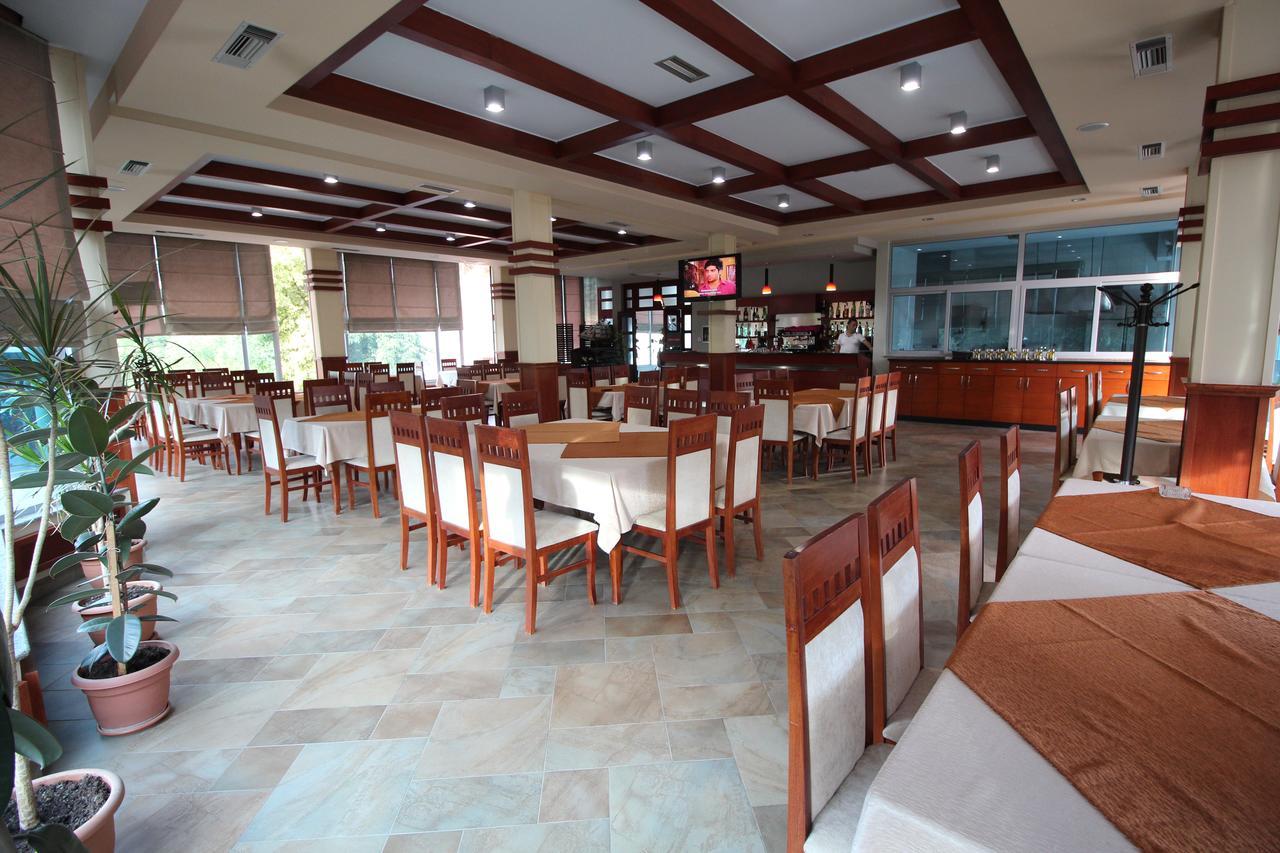 Hotel Piazza Peshkopi ภายนอก รูปภาพ