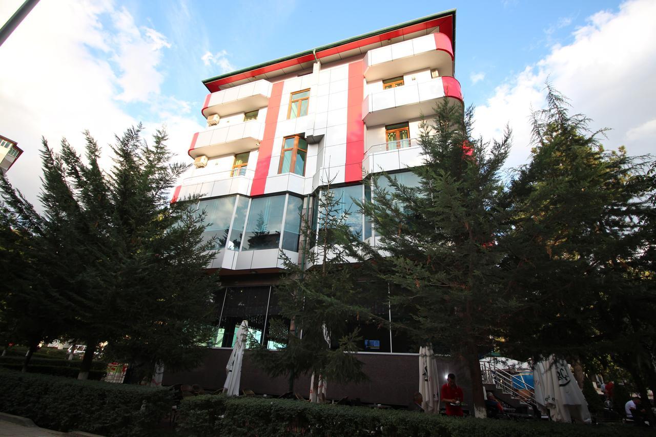 Hotel Piazza Peshkopi ภายนอก รูปภาพ