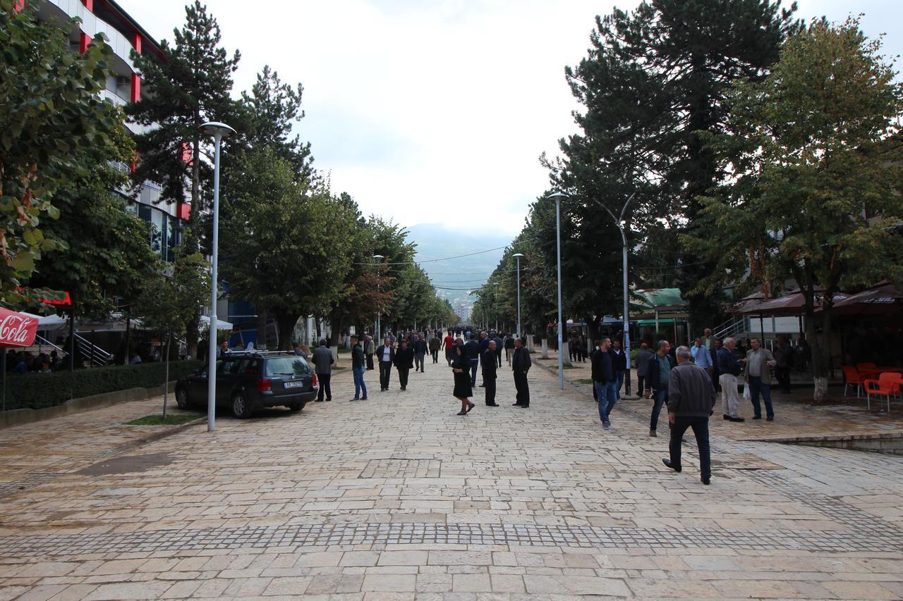 Hotel Piazza Peshkopi ภายนอก รูปภาพ