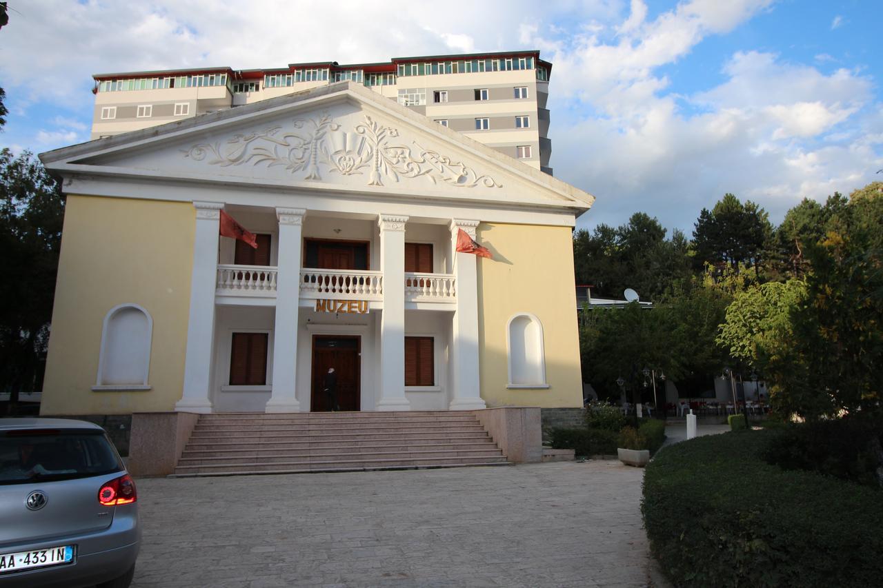 Hotel Piazza Peshkopi ภายนอก รูปภาพ