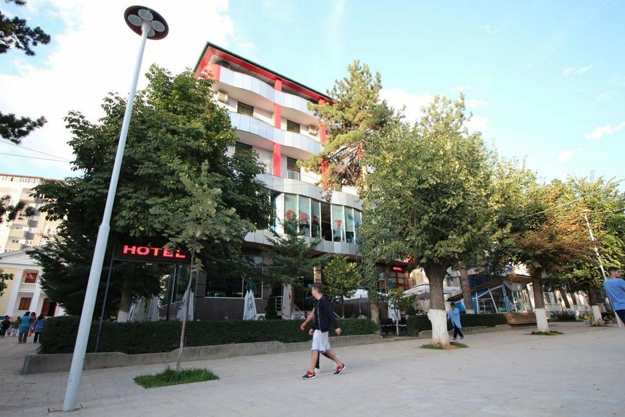 Hotel Piazza Peshkopi ภายนอก รูปภาพ
