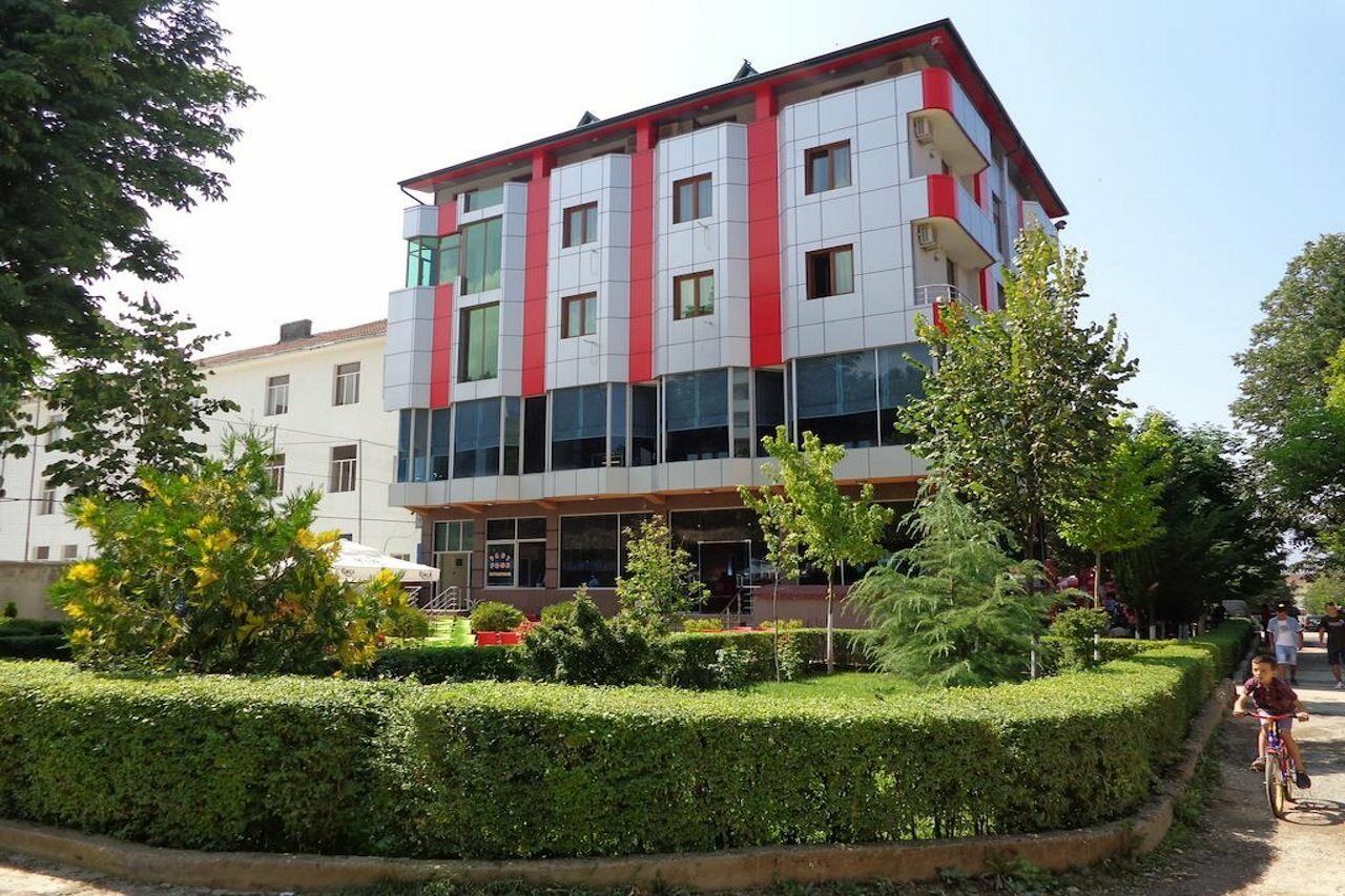 Hotel Piazza Peshkopi ภายนอก รูปภาพ
