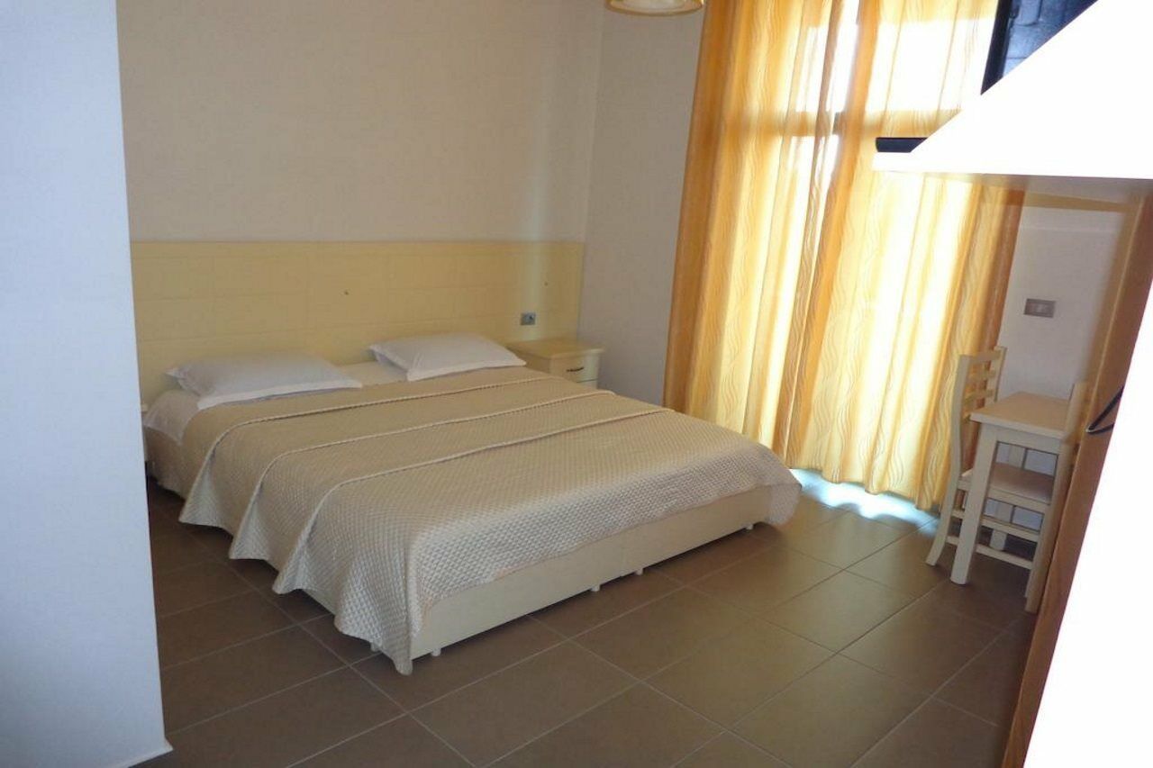 Hotel Piazza Peshkopi ภายนอก รูปภาพ